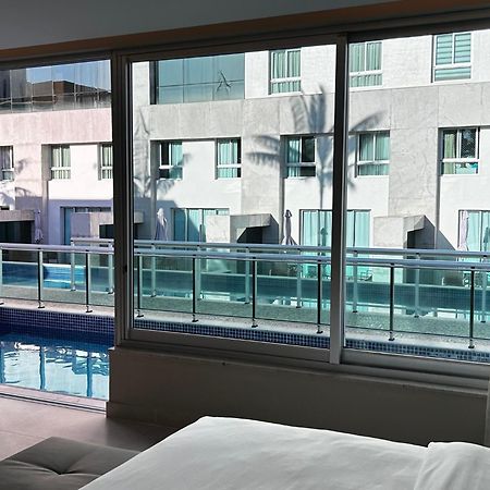 巴西利亚尊玉蓝树酒店 Candangolandia 外观 照片 A view of the pool from a guest room