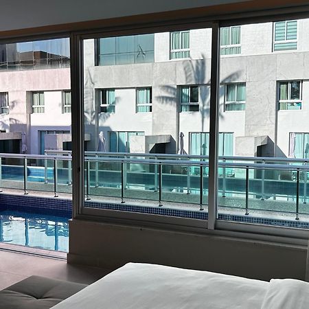 巴西利亚尊玉蓝树酒店 外观 照片 A view of the pool from a guest room