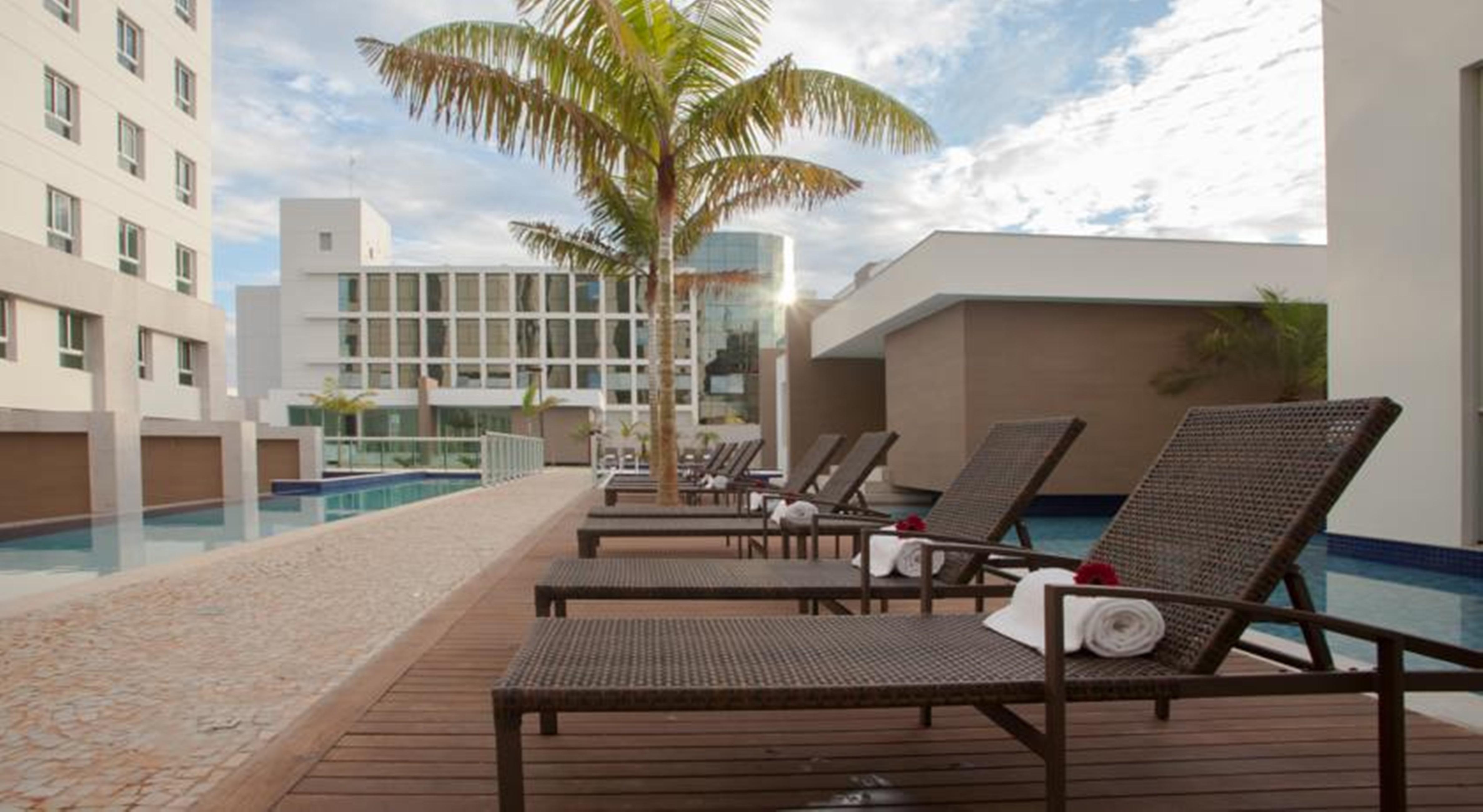 巴西利亚尊玉蓝树酒店 Candangolandia 外观 照片 The pool at the hotel