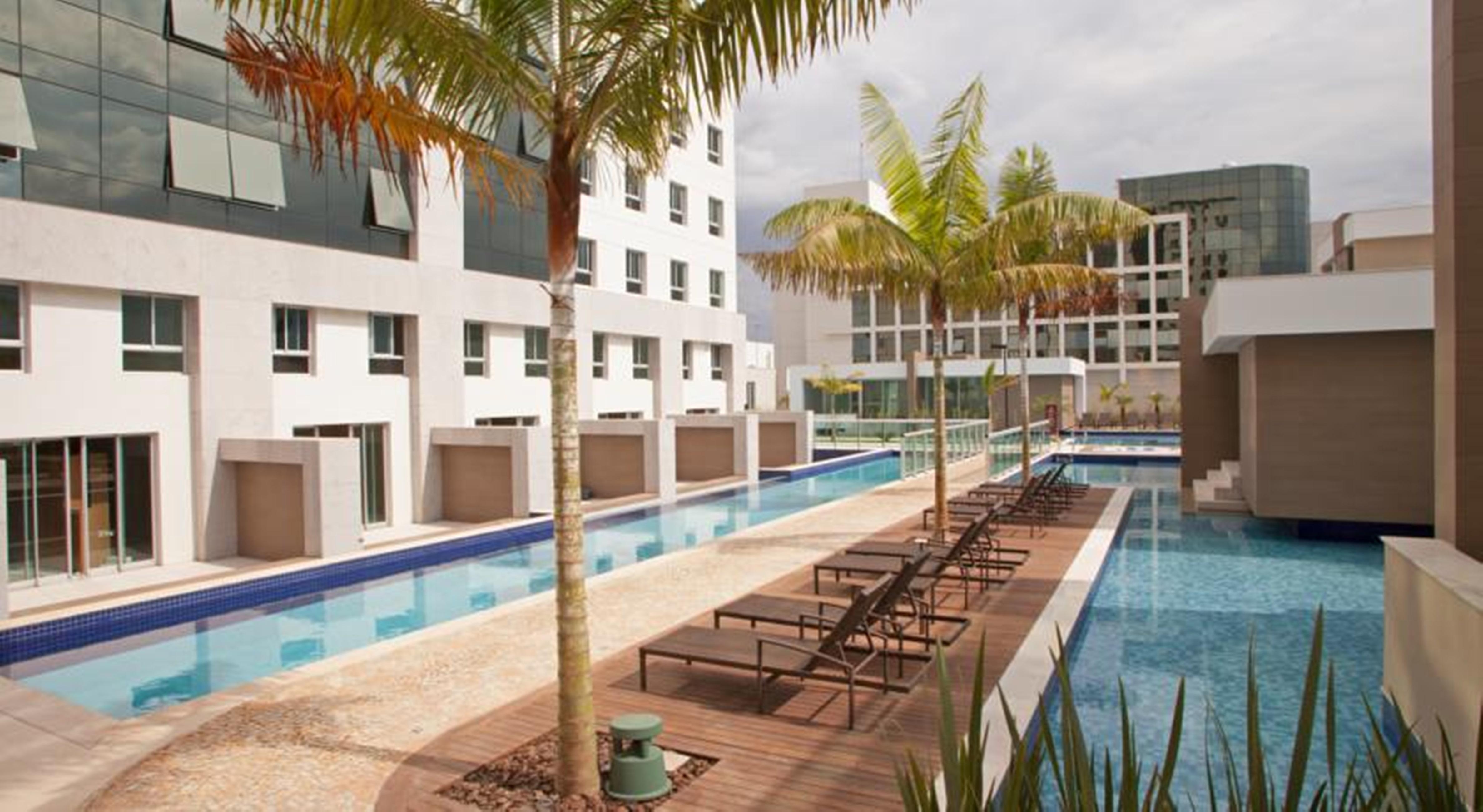 巴西利亚尊玉蓝树酒店 Candangolandia 外观 照片 The swimming pool at the hotel