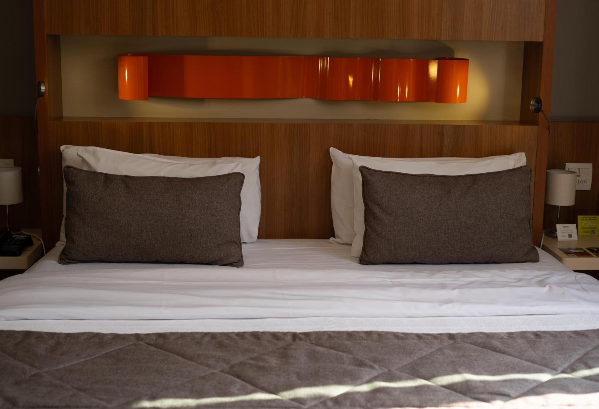 巴西利亚尊玉蓝树酒店 Candangolandia 外观 照片 A bed with two cushions