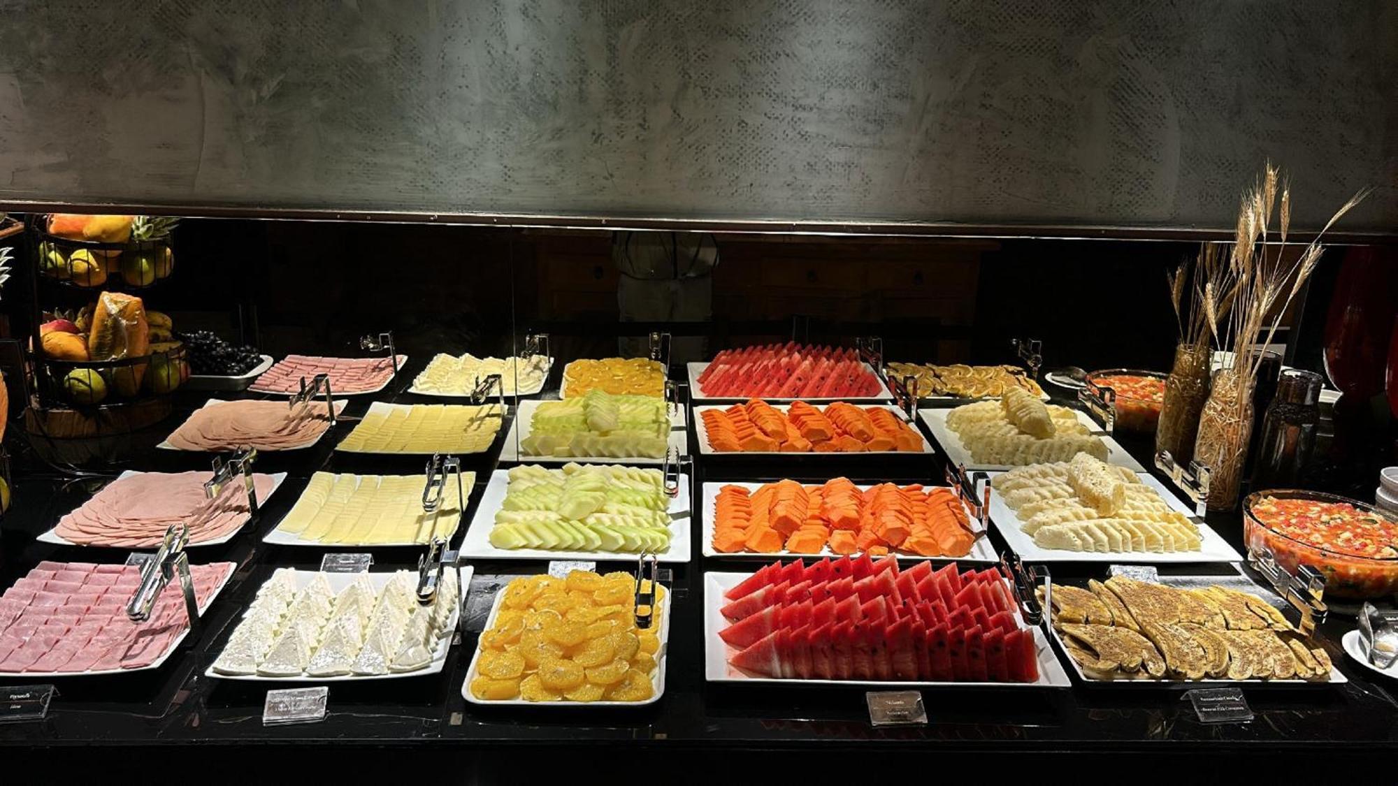 巴西利亚尊玉蓝树酒店 外观 照片 A selection of cold cuts at a buffet