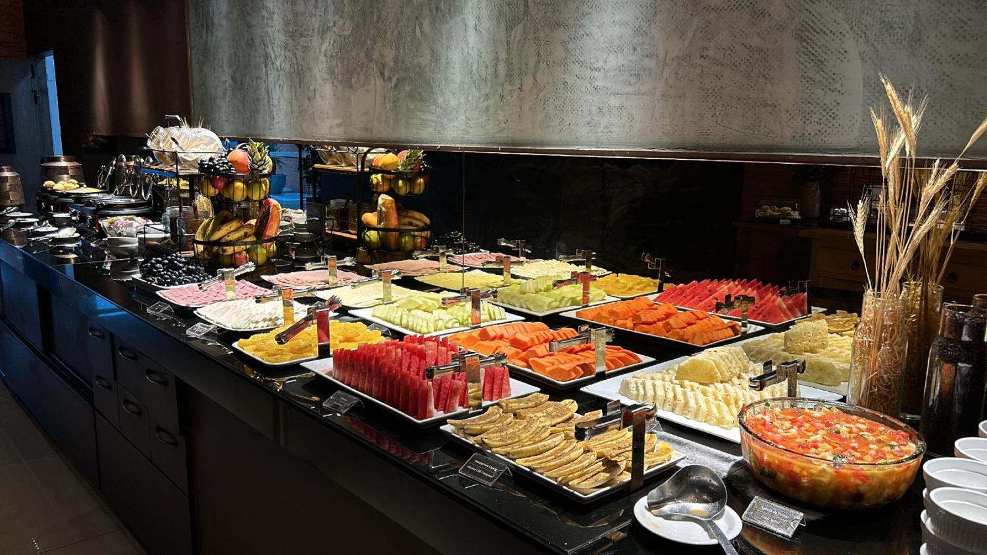 巴西利亚尊玉蓝树酒店 Candangolandia 外观 照片 A fruit salad buffet