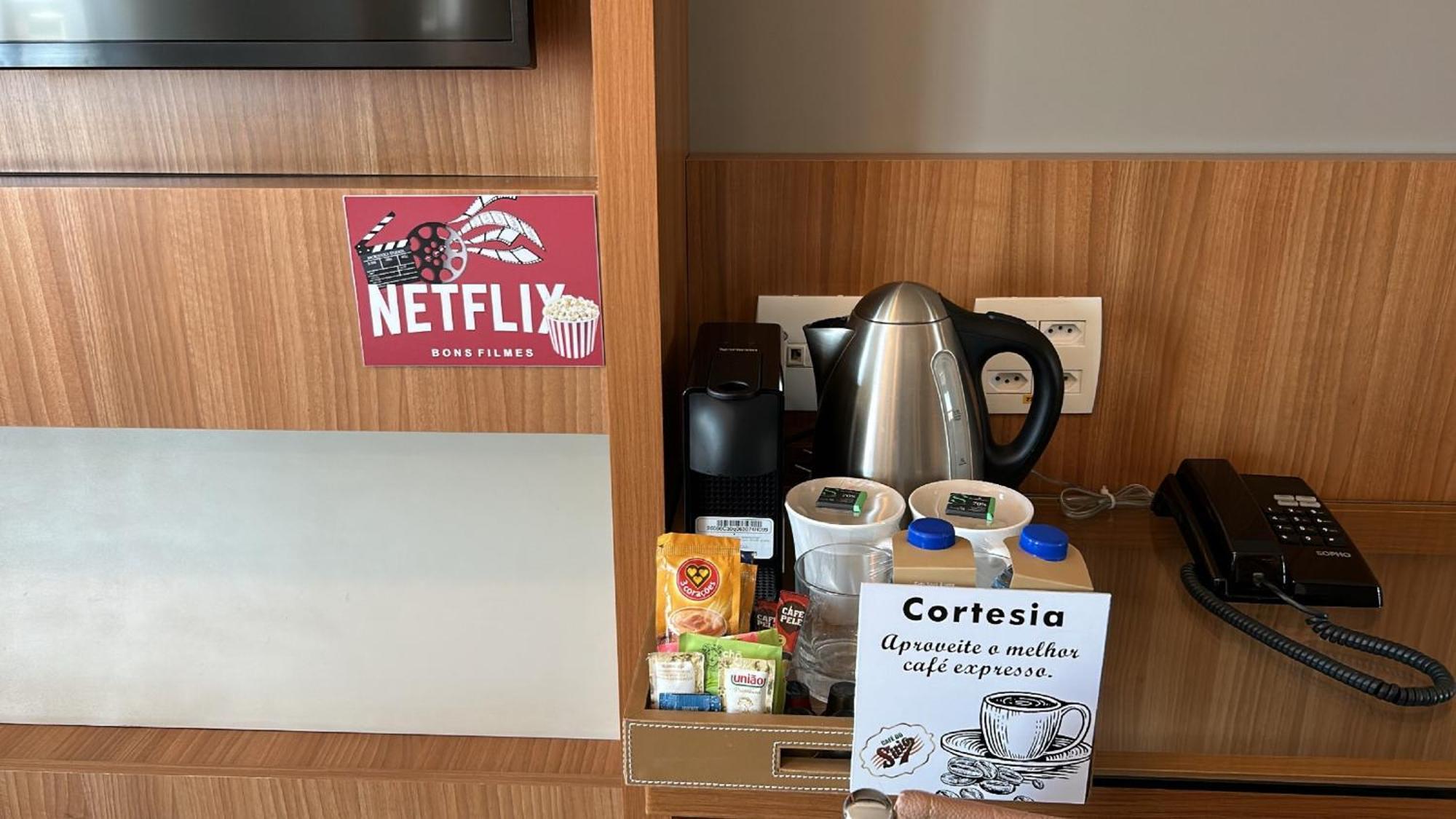 巴西利亚尊玉蓝树酒店 Candangolandia 外观 照片 A Netflix sticker in a hotel room