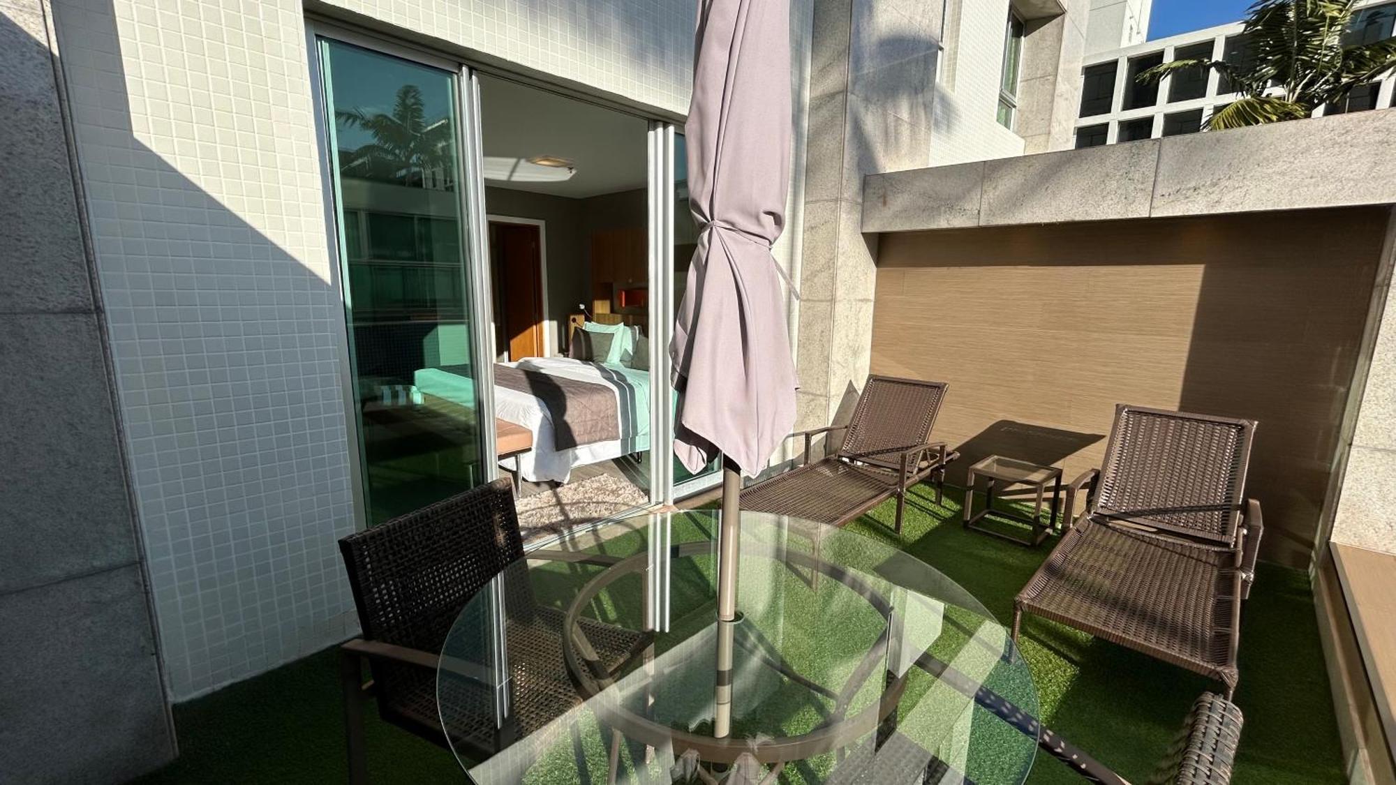 巴西利亚尊玉蓝树酒店 Candangolandia 外观 照片 A balcony at a hotel
