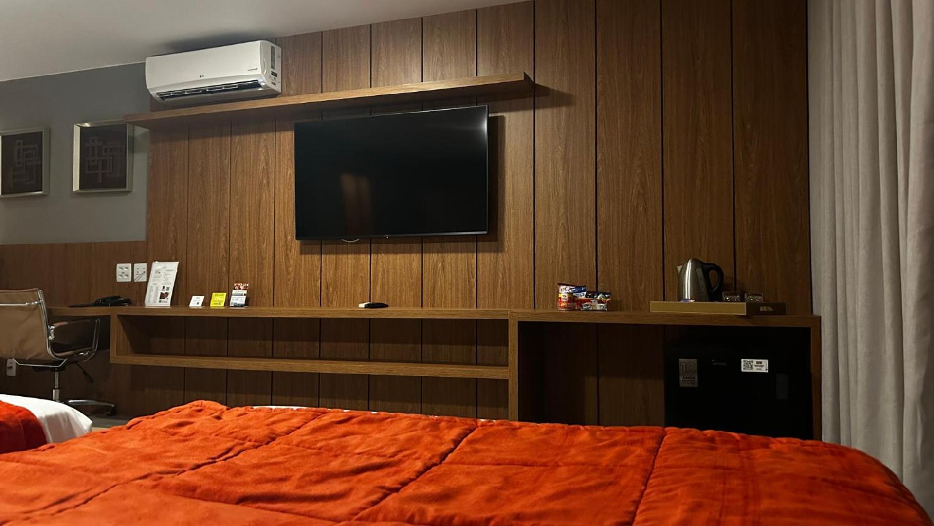 巴西利亚尊玉蓝树酒店 Candangolandia 外观 照片 A television in a hotel room