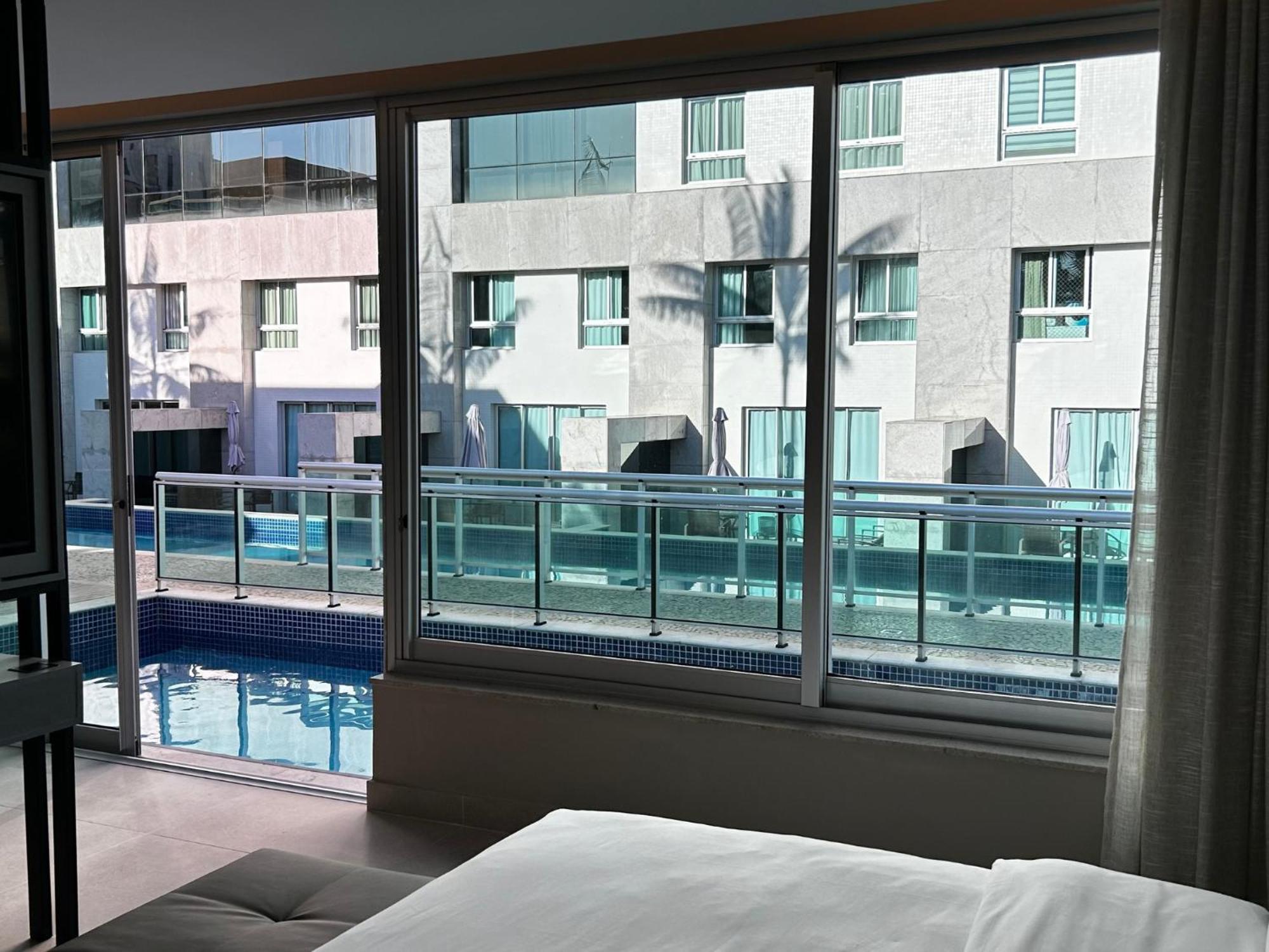 巴西利亚尊玉蓝树酒店 外观 照片 A view of the pool from a guest room