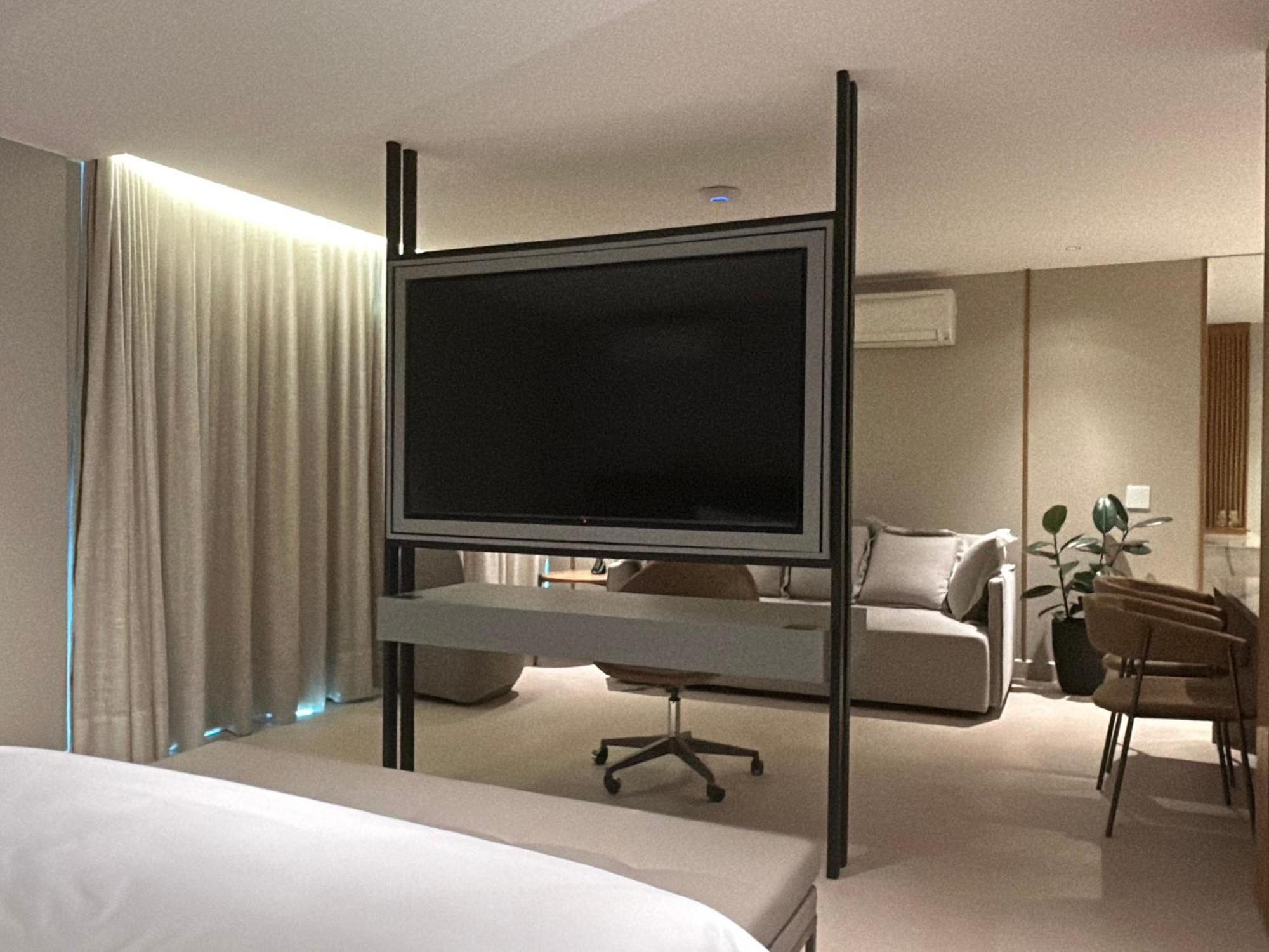 巴西利亚尊玉蓝树酒店 Candangolandia 外观 照片 A television in a hotel room